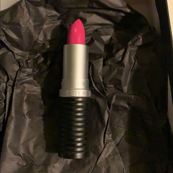 Le Metier de Beaute colour core lipstick in Paris - Picture 1 of 1